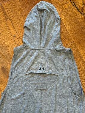 Under Armour Gray Sleeveless Hoodie Women’s Small with opening in the back